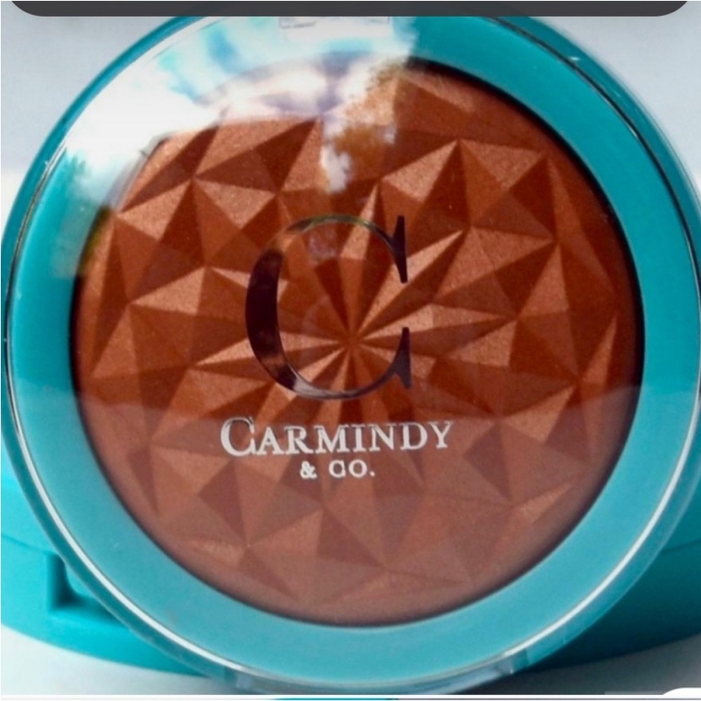 New Carmindy Carmaglow Bronzer Aloha
Sunkissed Glow- For All Skin Tones .18oz